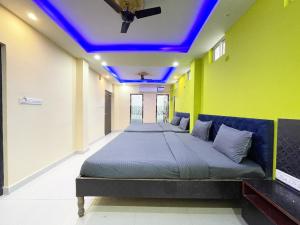 ein Schlafzimmer mit einem großen Bett mit blauer Decke in der Unterkunft ojotrip Hotel Basanti INN- puri in Puri