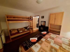 een slaapkamer met twee stapelbedden in een kamer bij Guesthouse Kusić in Kupres