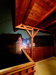 een uitzicht vanaf het balkon van een gebouw 's nachts bij Guesthouse Kusić in Kupres