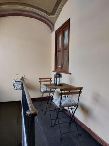 una camera con tavolo, sedie e finestra di Casa San Rocco a Chiusa di Pesio
