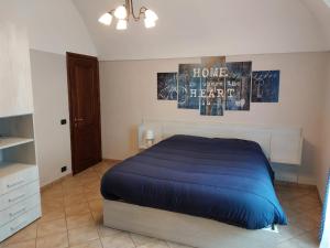 - une chambre avec un lit et des affiches sur le mur dans l'établissement Casa San Rocco, à Chiusa di Pesio