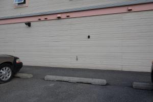 una porta del garage con un'auto parcheggiata accanto di NN - Pink Palace - Downtown 1-bed 1-bath a Whitehorse