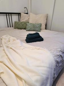 uma grande cama branca com um chapéu azul em Bel appartement à 3 min de la plage de 60m² em Saint-Nazaire