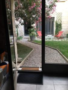 Vonkajšia záhrada v ubytovaní Petite maison sur jardin secret
