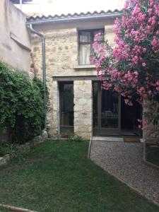 Vonkajšia záhrada v ubytovaní Petite maison sur jardin secret
