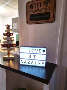 Um sinal que diz que amo o St. Nazaire numa prateleira. em Bel appartement à 3 min de la plage de 60m² em Saint-Nazaire