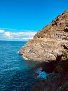 une image d'un littoral rocheux avec l'océan dans l'établissement Hotel Restaurant L'Europe, à Saint-Florent