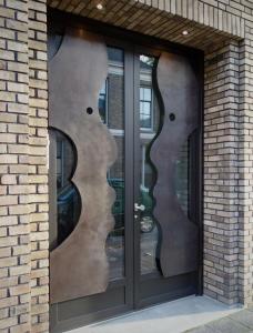 szklane drzwi z dwoma oknami w budynku z cegły w obiekcie Arthouse Dordrecht w mieście Dordrecht