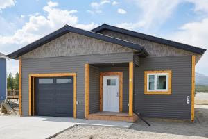 een klein zwart huis met een garage bij NN - The Kluane - Whistlebend 3-bed 2-bath in Whitehorse