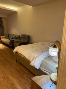 ein Schlafzimmer mit einem Bett und ein Wohnzimmer mit einem Sofa in der Unterkunft Low Price Luxury Apartment Perfect for An Amazing Stay in Istanbul