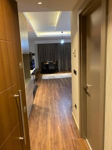un pasillo vacío con una habitación con una mesa en el fondo en Low Price Luxury Apartment Perfect for An Amazing Stay, en Estambul