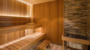 eine Sauna mit zwei Holzbänken in einem Zimmer in der Unterkunft Low Price Luxury Apartment Perfect for An Amazing Stay in Istanbul