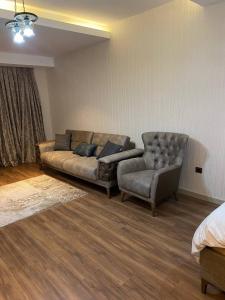 sala de estar con sofá y silla en Low Price Luxury Apartment Perfect for An Amazing Stay, en Estambul