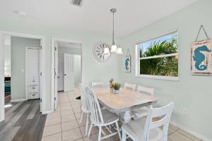 Fotografie z fotogalerie ubytování Beachside Serenity Escape - Private 3BR and 2BA, DOG FRIENDLY Duplex Oasis, Steps to Shore! v destinaci Melbourne