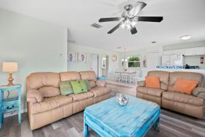 Posezení v ubytování Beachside Serenity Escape - Private 3BR and 2BA, DOG FRIENDLY Duplex Oasis, Steps to Shore!