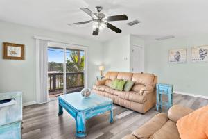 Posezení v ubytování Beachside Serenity Escape - Private 3BR and 2BA, DOG FRIENDLY Duplex Oasis, Steps to Shore!