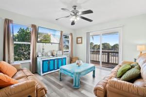 Posezení v ubytování Beachside Serenity Escape - Private 3BR and 2BA, DOG FRIENDLY Duplex Oasis, Steps to Shore!