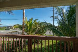 Zahrada ubytování Beachside Serenity Escape - Private 3BR and 2BA, DOG FRIENDLY Duplex Oasis, Steps to Shore!