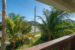 Zahrada ubytování Beachside Serenity Escape - Private 3BR and 2BA, DOG FRIENDLY Duplex Oasis, Steps to Shore!