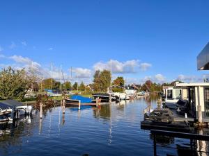 阿斯米尔Quiet Waterloft near Amsterdam and Schiphol WS11的一群船停靠在水面上的码头