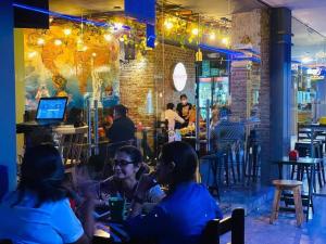 un grupo de personas sentadas en un restaurante en Agradable Dpto en Garzota Norte Guayaquil, en Guayaquil