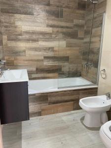 a bathroom with a tub and a sink and a toilet at Complejo 42 in Mar Azul