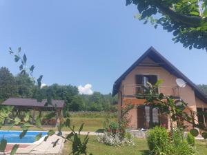 een huis met een zwembad ervoor bij Vikendica Cican Jahorina in Jahorina +16 foto's