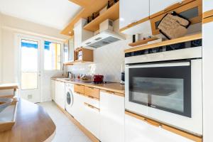 Kuchyňa alebo kuchynka v ubytovaní Eat - Sleep - Wander Chic and Cosy Flat