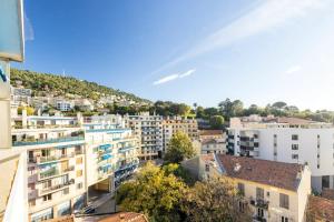 Blick auf eine Stadt mit weißen Gebäuden in der Unterkunft Eat - Sleep - Wander Chic and Cosy Flat in Nizza