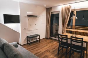 uma sala de estar com um sofá e uma mesa em Podlipnik Apartments em Rateče