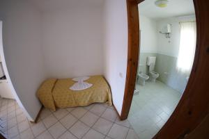 Kleines Zimmer mit einem Bett und einem Bad. in der Unterkunft Estoril Hotel - Apartments in Sal Rei
