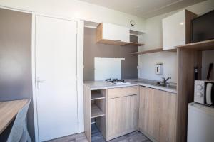 Kuchyň nebo kuchyňský kout v ubytování Camping du Sevron
