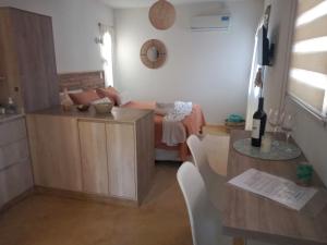 - une petite cuisine avec un canapé et une table dans une chambre dans l'établissement ESPACIO RAKU, à Luján de Cuyo