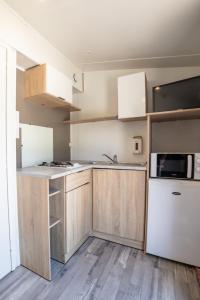 Kuchyň nebo kuchyňský kout v ubytování Camping du Sevron