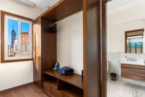 bagno con lavandino e specchio di Casa Herrmann Suites a Città del Messico