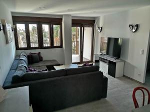 sala de estar con sofá y TV en EL BOBO BEACH- Deluxe 2 bedroom apartment, en Playa Fañabe