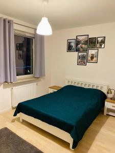 Un dormitorio con una cama verde y una ventana en W24 Apartment, en Varsovia