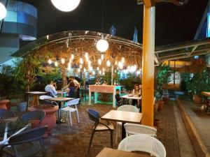 a group of people sitting at tables in a restaurant at Dpto en Grazota Norte de Guayaquil in Guayaquil