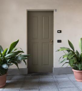 una puerta en una habitación con dos macetas en Grazioso appartamento in centro storico Chiari, en Chiari