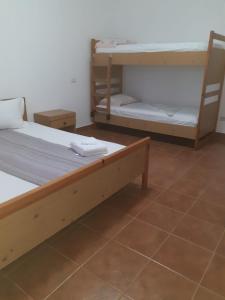 Katil dua tingkat atau katil-katil dua tingkat dalam bilik di APARTAMENT BELUX