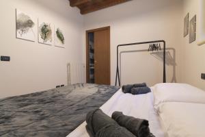 - une chambre avec un grand lit et un miroir dans l'établissement Grazioso appartamento in centro storico Chiari, à Chiari