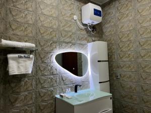 uma casa de banho com um lavatório e um espelho em TD’s place em Okinni