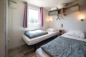 Postel nebo postele na pokoji v ubytování Camping du Sevron
