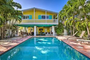 uma casa com piscina em frente a uma casa em Key Largo Paradise with Heated Pool and Hot Tub! em Key Largo