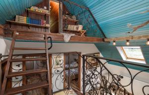 Habitación con escalera de caracol y techo azul. en Angel Holiday House en Ravna Gora