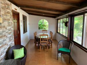 una sala da pranzo con tavolo e sedie di Amitie Chalets Praslin a Grand Anse