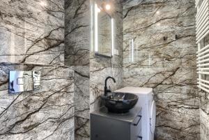 Kuchyňa alebo kuchynka v ubytovaní Wola Luxury Stay + 37 fotografií