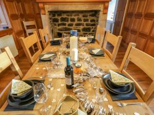 drewniany stół z kieliszkami do wina i świecą w obiekcie East Farm House w mieście Humshaugh