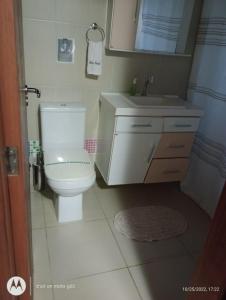 y baño con aseo blanco y lavamanos. en Singela Casa em Chapada dos Guimarães en Chapada dos Guimarães