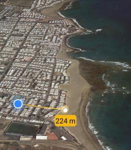 un mapa de una playa con un círculo azul junto al agua en CASA CUADERNA a 150 metros de la playa en Playa Honda